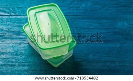 Picture of lunchboxes with green covers