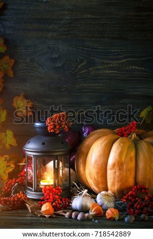 The wooden table decorated with vegetables, pumpkins and autumn leaves. Autumn background. Schastlivy von Thanksgiving Day.