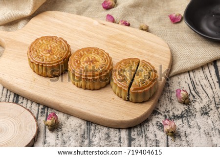 On the table of the Mid Autumn Festival moon cakes, fresh delicious, Chinese traditional festivals