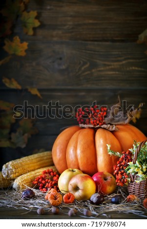 The wooden table decorated with vegetables, pumpkins and autumn leaves. Autumn background. Schastlivy von Thanksgiving Day.