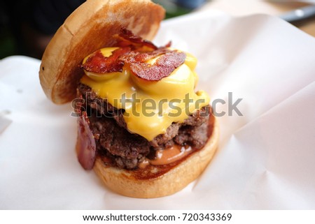 Cheese beef burger. An Angus burger is a hamburger made using beef from Angus cattle. The name Angus burger is used by several fast food hamburger chains for one or more premium burgers.