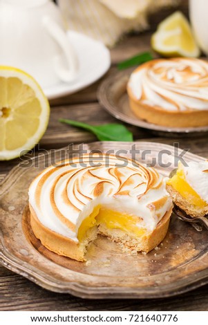 Mini lemon meringue pies with tea