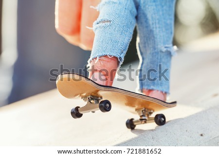 Rolling on the fingerboard in the city, closeup