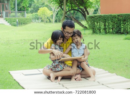 Vintage Tone Father And Child Happy Draw Picture In Park