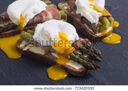 Toast with asparagus , eggs poached and bacon