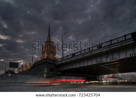  Novoarbatsky Bridge (500 m) has a steel-reinforced concrete main span and overpasses on both banks of the River, with parking facilities under the ramps.