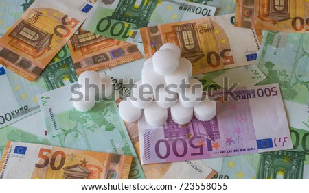 Pyramid of the preformed salt in the European banknotes.