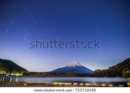 fuji mountain at shoji lake with beautiful night sky in japan