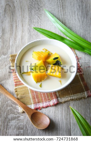Coconut Milk Stewed Pumpkin (Buak-Phak-Tong)