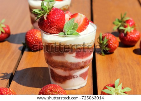 strawberry cake (trifle)