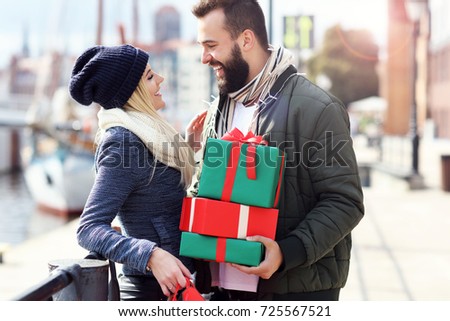 Picture of couple shopping for Christmas in the city