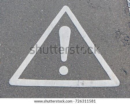 Sign-attention on the asphalt.