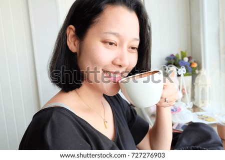 Women drinking coffee