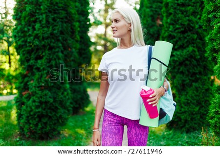 Picture of sports blonde with rug in hands