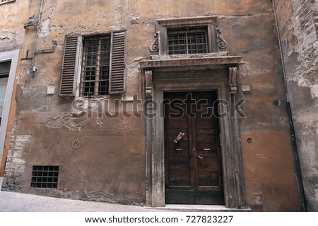 Walking in Perugia looking a building