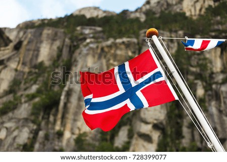 The Norwegian flag against the backdrop of mountains