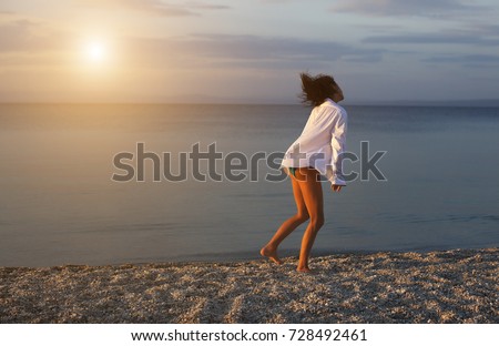 A woundeful girl wanking througt the beach