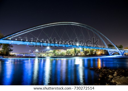 C.King Bridge. at night slow motion. Slow shutter speed