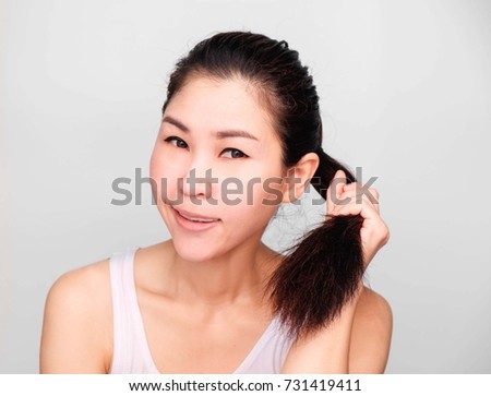 
Asian girl wearing white vest,Use the handle at the end of the hair.