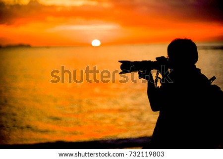 The photographer is taking pictures of the atmosphere As the sun moved down the horizon