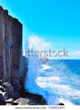 The waves crash into the cliff on the east coast of Australia, like a girl waiting for her lover next to a cliff.