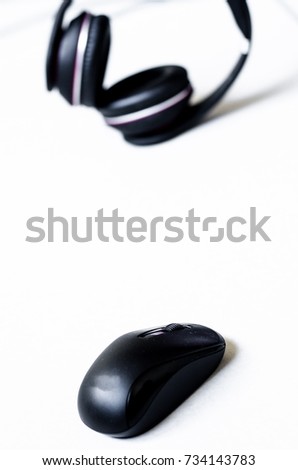 laptop, headphones, computer mouse
