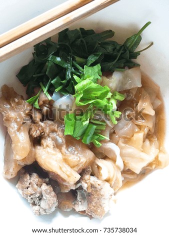 Top view picture of beef stew noodles.