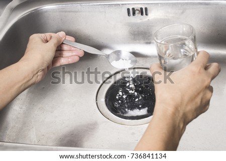 pour a spoon of baking soda and a glass of vinegar respectively into the drain of sink, kitchen tips for effectively get rid of unpleasant smells