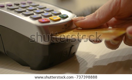 Insert the credit card into the terminal and press the pin code to complete the purchase. HD
