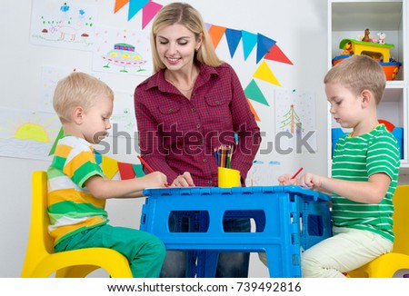 Children with mom and draw pictures in the kids room.	
