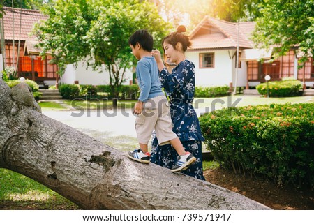 Picture of mother and little son, The image of the mother and a little boy were sitting under a tree In the holidays, mother and baby smiling laughing together happily, Happy family image