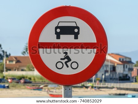 a sign prohibiting the passage of cars and motorcycles