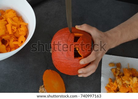carving pumpkin for halloween