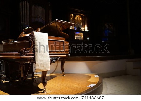grand piano in the spot light