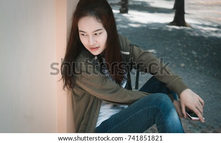 Lifestyle of attractive girl with outdoor background