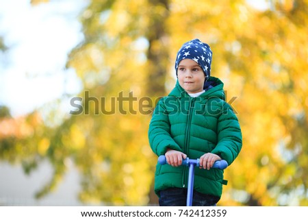Child in the street in the fall.