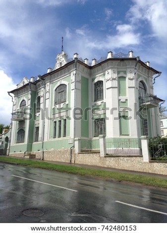 building - a stone two-story mansion, which belonged to the hereditary merchant F. Efremov before the revolution
