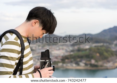 Man who takes a landscape with a classic camera