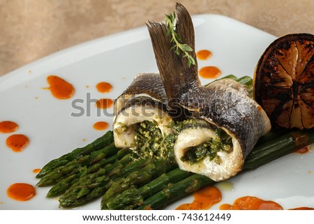 White fish rolls with asparagus and caramelized orange