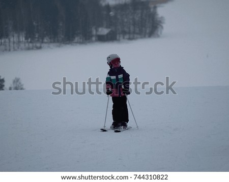 alone kid play ski downhill