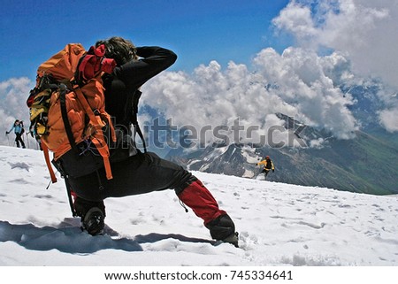 snowboarders on Elbrus