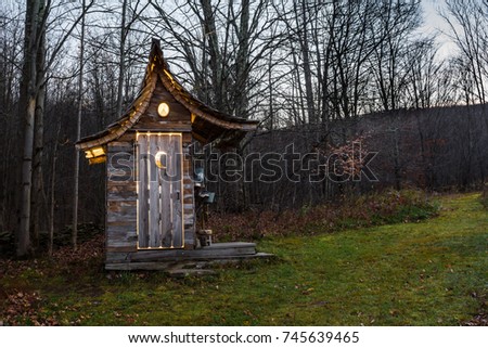 Glamour Camping Outhouse