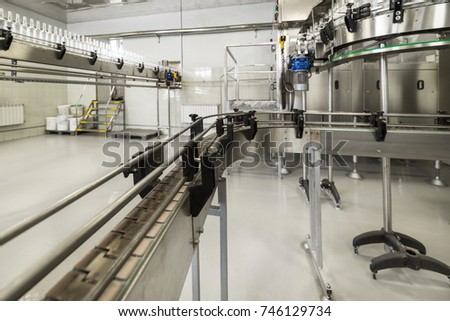 Steel conveyor for transportation of glass bottles. Belt and roller conveyors.