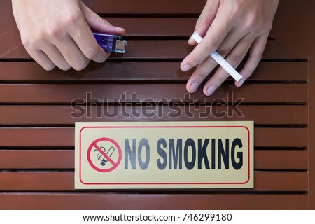 no smoking sigh on table, please don't smoke