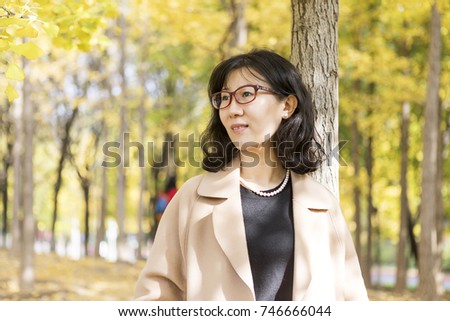 The temperament of the Asian woman in the park, beautiful autumn