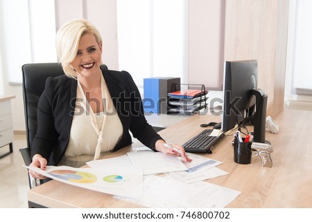 Business Ladie Writing A Letter - Notes Or Correspondence Or Signing A Document Or Agreement