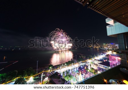 show of fireworks in the night sky,A picture of a beautiful fireworks celebration on a black background, city,New Year's Celebration 2018