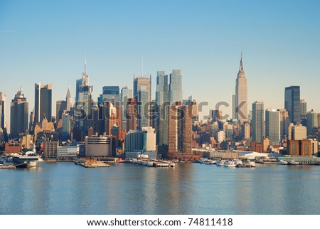 Manhattan Skyline over Hudson river with boats and skyscrapers.