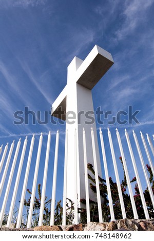 The cross memorial at Mount Helix park in San Diego, California in side view with fence