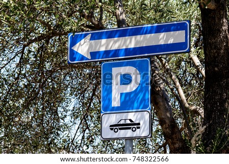 road sign indicating that you can proceed only in one direction and park